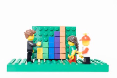 Sala, Slovakya - 01 12 2024: Office Lego çalışanları satış büyüme kurulunun yanında duruyor.