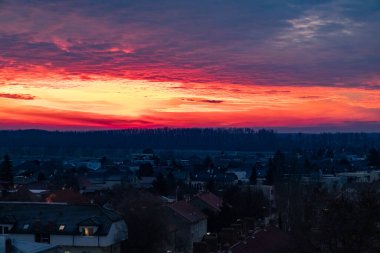Şehirde gün doğumu