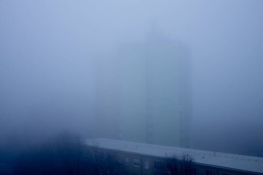 Kışın şehirde sis var.