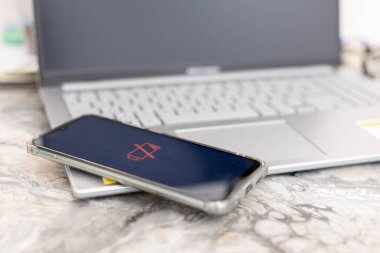 Ölü bir telefon, ölü bir dizüstü bilgisayarda yatıyor. Ukrayna 'daki savaştan dolayı elektrikle ilgili sorunlar