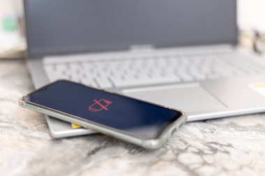 Ölü bir telefon, ölü bir dizüstü bilgisayarda yatıyor. Ukrayna 'daki savaştan dolayı elektrikle ilgili sorunlar