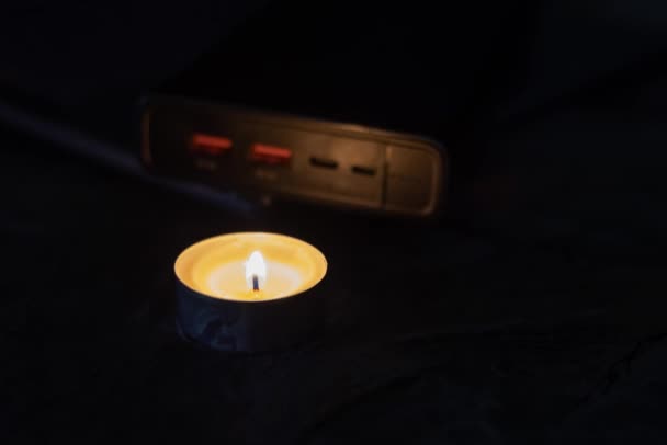 在发电厂和笔记本电脑旁燃着蜡烛 乌克兰战争造成的电力问题 — 图库视频影像