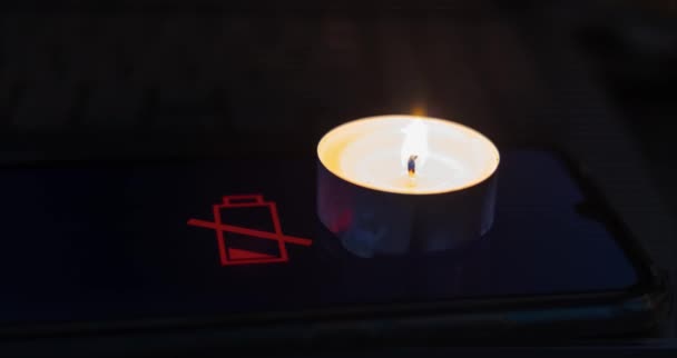 Brennende Kerze Auf Einem Entladenen Telefon Und Laptop Elektrizitätsprobleme Durch — Stockvideo