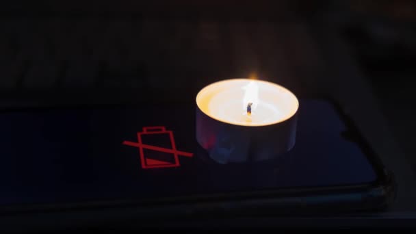 在放电电话和笔记本电脑上点燃蜡烛 乌克兰战争造成的电力问题 — 图库视频影像