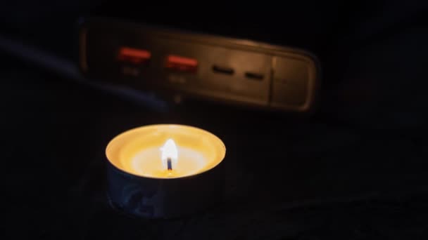 Brennende Kerze Der Nähe Der Powerbank Und Des Laptops Elektrizitätsprobleme — Stockvideo