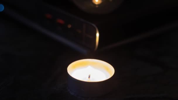 Brennende Kerze Der Nähe Einer Glühbirne Einer Powerbank Und Eines — Stockvideo