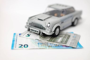 Banknotların üzerindeki oyuncak araba kapat.