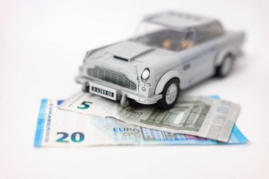 Banknotların üzerindeki oyuncak araba kapat.