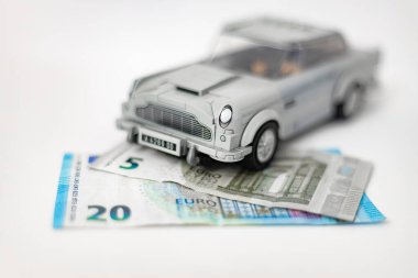 Banknotların üzerindeki oyuncak araba kapat.