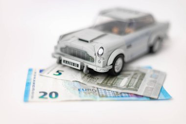 Banknotların üzerindeki oyuncak araba kapat.