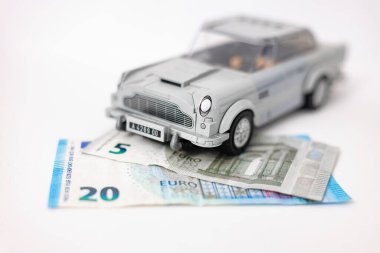 Banknotların üzerindeki oyuncak araba kapat.