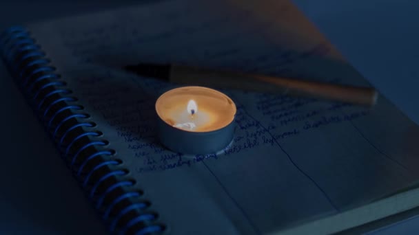 Brennende Kerze Auf Einem Notizblock Für Kinder Elektrizitätsprobleme Durch Den — Stockvideo