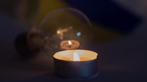 Hořící Svíčka Nefunkční Lampa Pozadí Vlajky Ukrajiny — Stock video