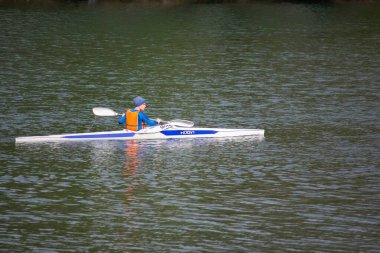 Çocuklar nehirde kayak yapıyor.