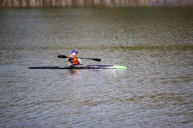 Çocuklar nehirde kayak yapıyor.