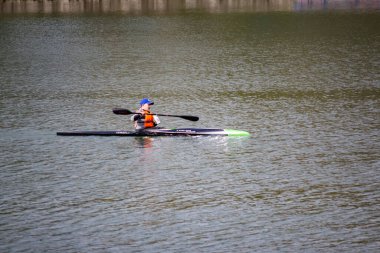Çocuklar nehirde kayak yapıyor.