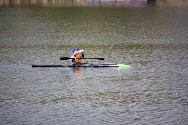 Çocuklar nehirde kayak yapıyor.