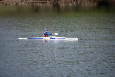 Çocuklar nehirde kayak yapıyor.