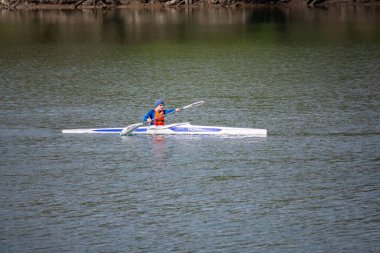 Çocuklar nehirde kayak yapıyor.