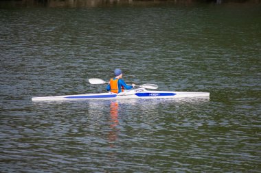 Çocuklar nehirde kayak yapıyor.