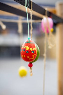 Şehirde Paskalya için yumurta süslemeleri