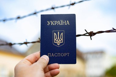 Dikenli tellerin arkasında Ukrayna pasaportu var. Ülke vatandaşlarının ayrılmasına ilişkin yasanın ihlali