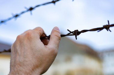 El ve dikenli teller. Vatandaşların Ukrayna 'dan ayrılmasına ilişkin yasanın ihlali