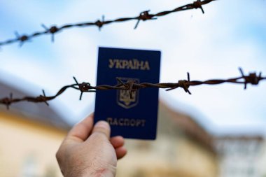 Dikenli tellerin arkasında Ukrayna pasaportu var. Ülke vatandaşlarının ayrılmasına ilişkin yasanın ihlali