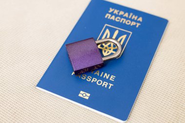 Kilit pasaportun üzerinde. Avrupa 'daki Ukraynalı mültecilerin haklarının kısıtlanması