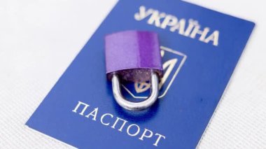 Kilit pasaportun üzerinde. Avrupa 'daki Ukraynalı mültecilerin haklarının kısıtlanması