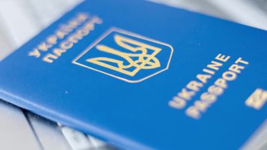 Laptop klavyesinde Ukrayna pasaportu. Avrupa 'daki Ukraynalı mültecilerin haklarının kısıtlanması