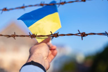 Ukrayna bayrağı ve dikenli teller. Ülkeden ayrılmayı yasakla. Kanun ihlali
