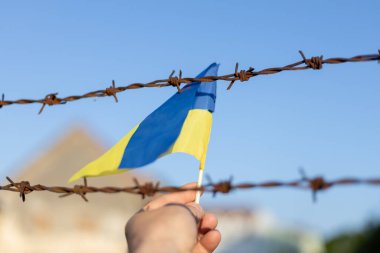 Ukrayna bayrağı ve dikenli teller. Ülkeden ayrılmayı yasakla. Kanun ihlali