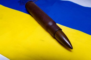Ukrayna bayrağında kurşun. Ukrayna 'da sonu gelmeyen bir savaş ve çok sayıda kayıp.