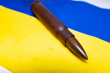 Ukrayna bayrağında kurşun. Ukrayna 'da sonu gelmeyen bir savaş ve çok sayıda kayıp.