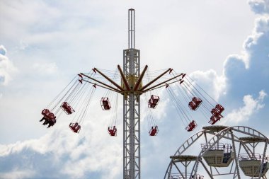 Atlıkarınca ve dönme dolap fuarda