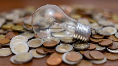 Bozuklukların arasındaki lamba. Savaş nedeniyle Ukrayna 'da elektrik fiyatlarında artış ve elektrik kesintisi
