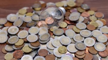 Bozuklukların arasındaki lamba. Savaş nedeniyle Ukrayna 'da elektrik fiyatlarında artış ve elektrik kesintisi