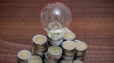 Bozuklukların arasındaki lamba. Savaş nedeniyle Ukrayna 'da elektrik fiyatlarında artış ve elektrik kesintisi