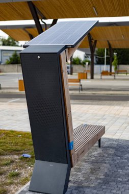 Otobüs durağında güneş enerjili bank