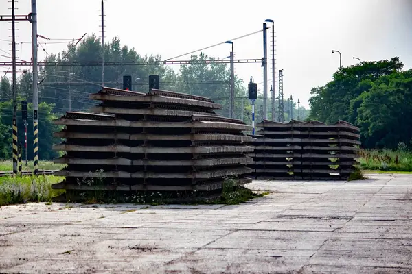 Demiryolu onarımı için raylar tıka basa dolu.