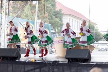 Slovakya 'da yaz aylarında Ukrayna müzik ve dans gruplarının performansı