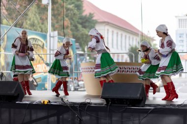 Slovakya 'da yaz aylarında Ukrayna müzik ve dans gruplarının performansı