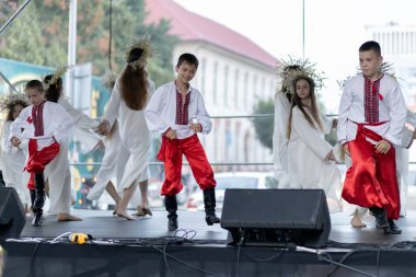 Slovakya 'da yaz aylarında Ukrayna müzik ve dans gruplarının performansı