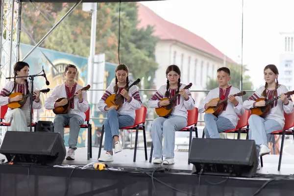 Slovakya 'da yaz aylarında Ukrayna müzik ve dans gruplarının performansı