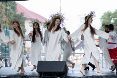 Slovakya 'da yaz aylarında Ukrayna müzik ve dans gruplarının performansı