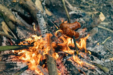 Macar sosisi ateşte kavrulmuş.