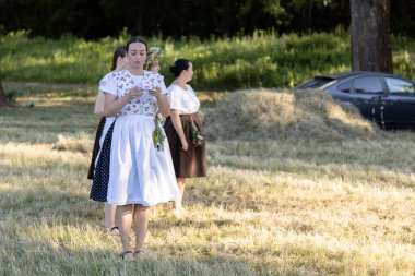 Yaz dönümü, Hıristiyan Aziz Vaftizci Yahya 'nın ziyafetinin arifesinde kutlanan bir Avrupa halk bayramıdır.