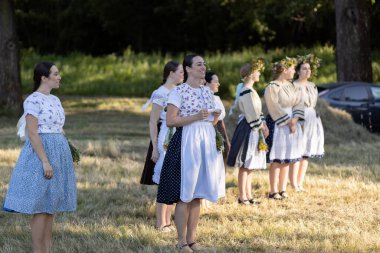Yaz dönümü, Hıristiyan Aziz Vaftizci Yahya 'nın ziyafetinin arifesinde kutlanan bir Avrupa halk bayramıdır.