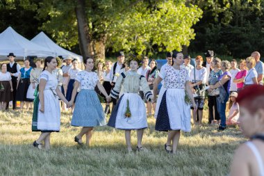 Yaz dönümü, Hıristiyan Aziz Vaftizci Yahya 'nın ziyafetinin arifesinde kutlanan bir Avrupa halk bayramıdır.